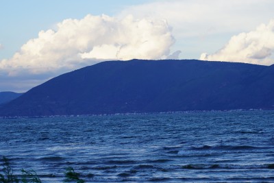 湖边远山与蓝天白云风景洱海