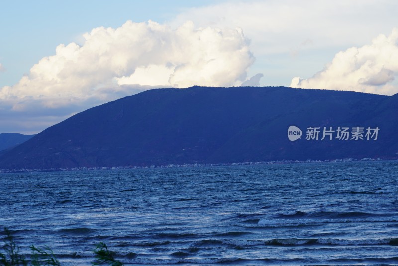 湖边远山与蓝天白云风景洱海