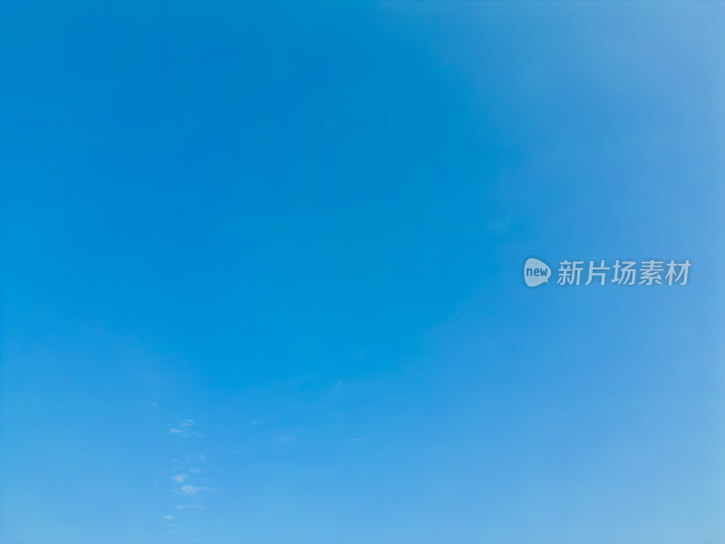 无人机高空航拍的蓝色天空