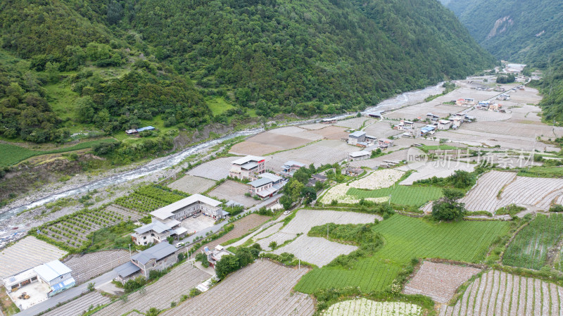 川西阿坝理小路自驾途中的理县朴头镇罗沟村