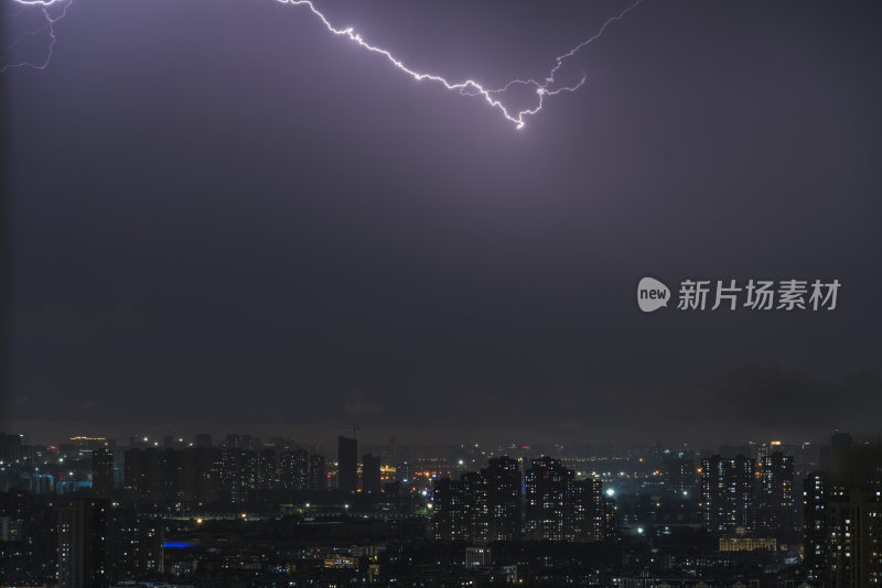 城市夜空闪电划破天际震撼景象