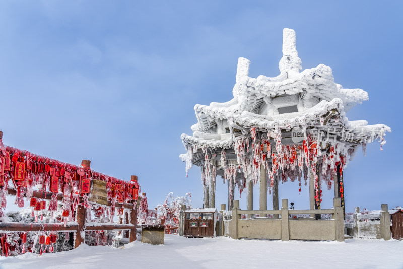 寒冷冬季大雪中悬挂的红色祈福牌