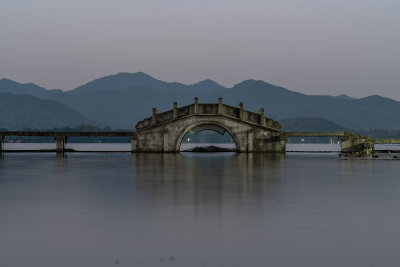 浙江杭州西湖涌金桥中国风清晨湖面倒影