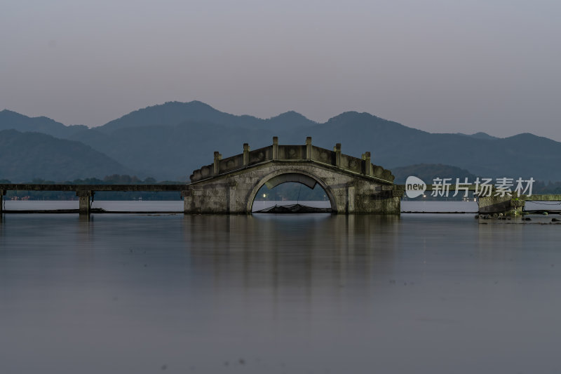 浙江杭州西湖涌金桥中国风清晨湖面倒影