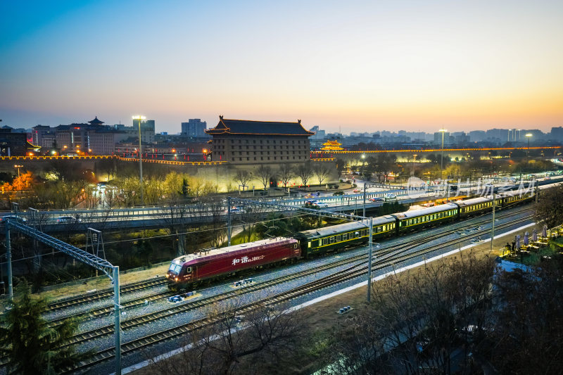 春运中旅客列车途经西安明城墙安远门