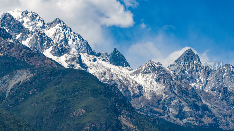 玉龙雪山连绵壮观景象