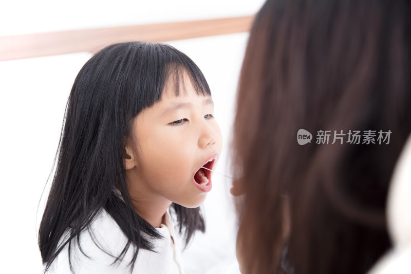 女孩张嘴配合做核酸检测