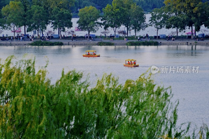 南京城墙上俯瞰玄武湖风光