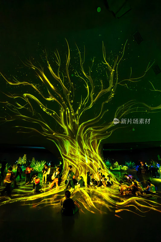 室内光影艺术大树场景
