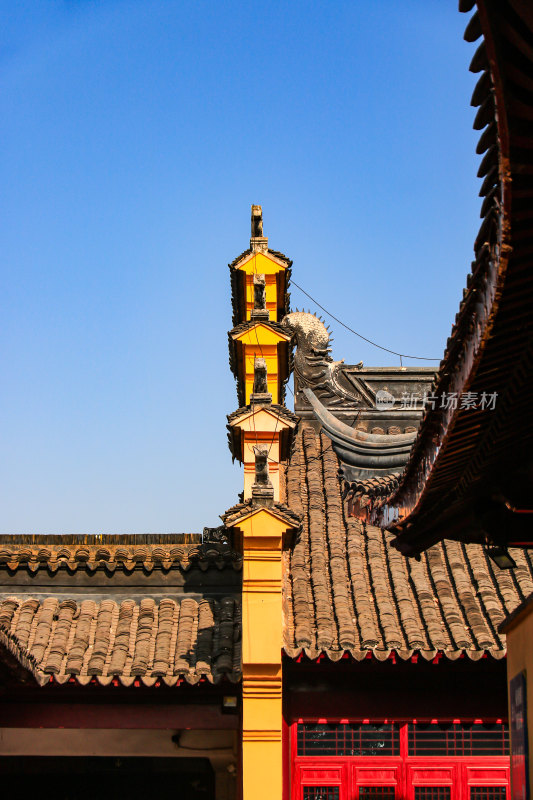 晴朗天空下的南京千年古刹鸡鸣寺