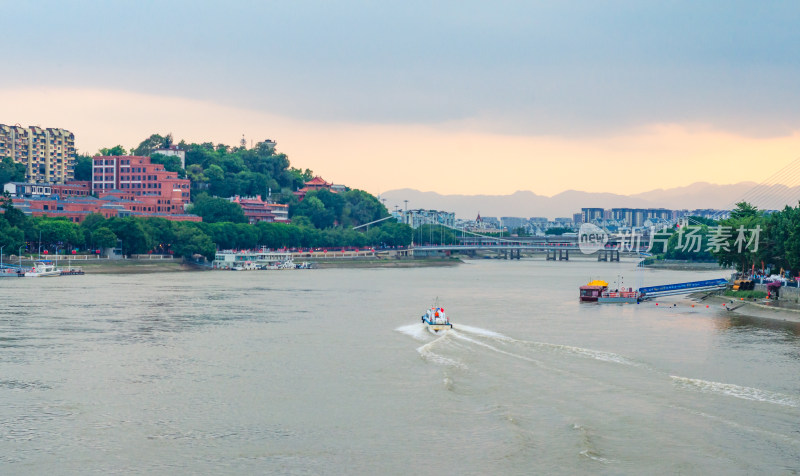 福建省福州市闽江上的夕阳风光