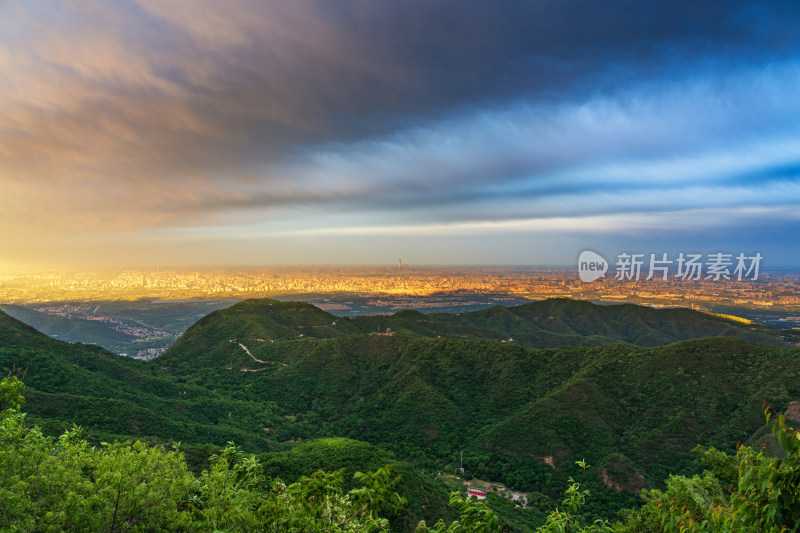 北京西山俯瞰遥望城市全景晚霞夕阳美景