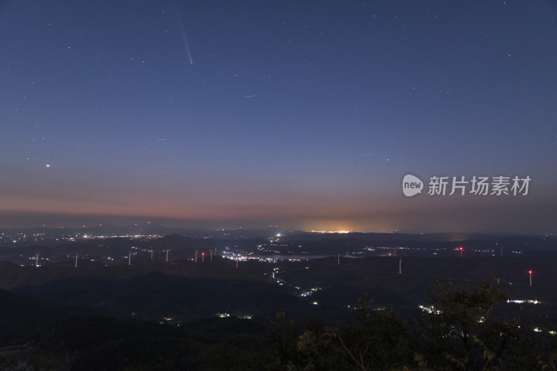 夜幕下的山地景观与璀璨星空彗星