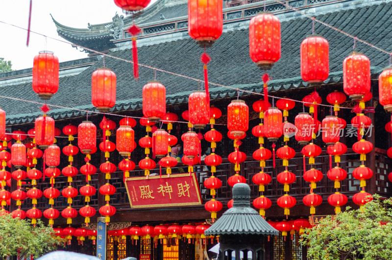 雨中的上海城隍庙的财神殿