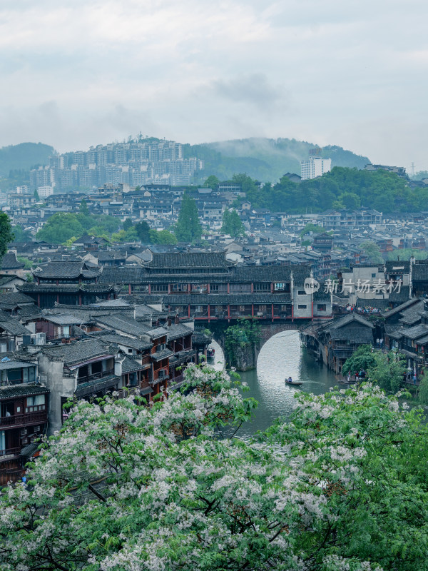 雨天烟雨朦胧的凤凰古城