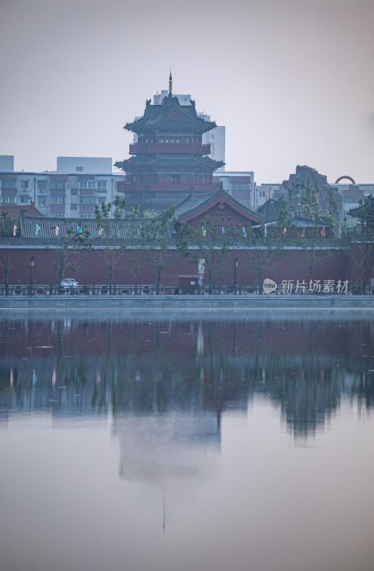 开封府包公湖水边古建筑与城市天际线倒影