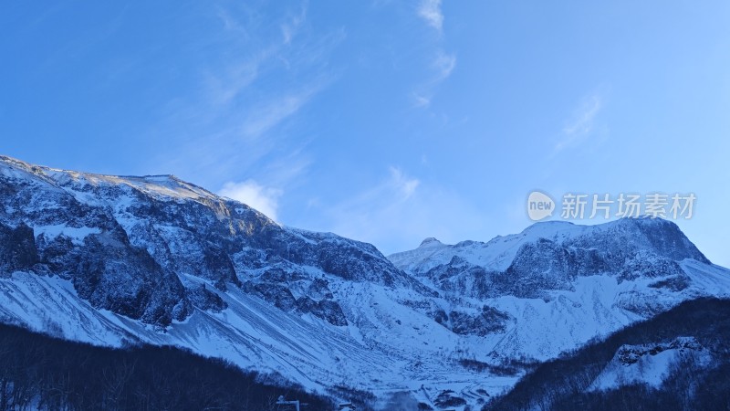 长白山的雪山蓝天自然风光