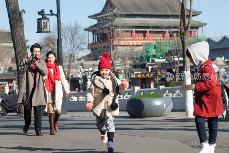 一家四口快乐旅行