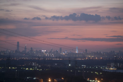 暮色下城市天际线全景