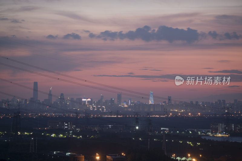 暮色下城市天际线全景