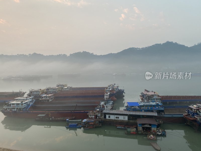 广西梧州西江江面上的日出云海船只