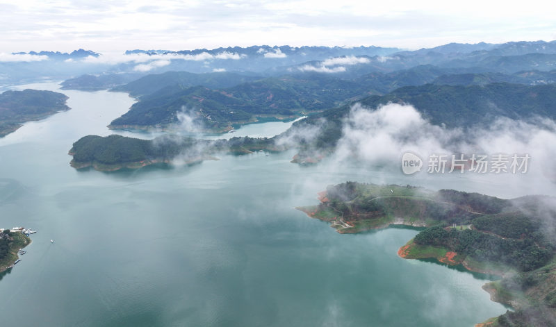 雾气缭绕的山水画卷 湖泊  云海