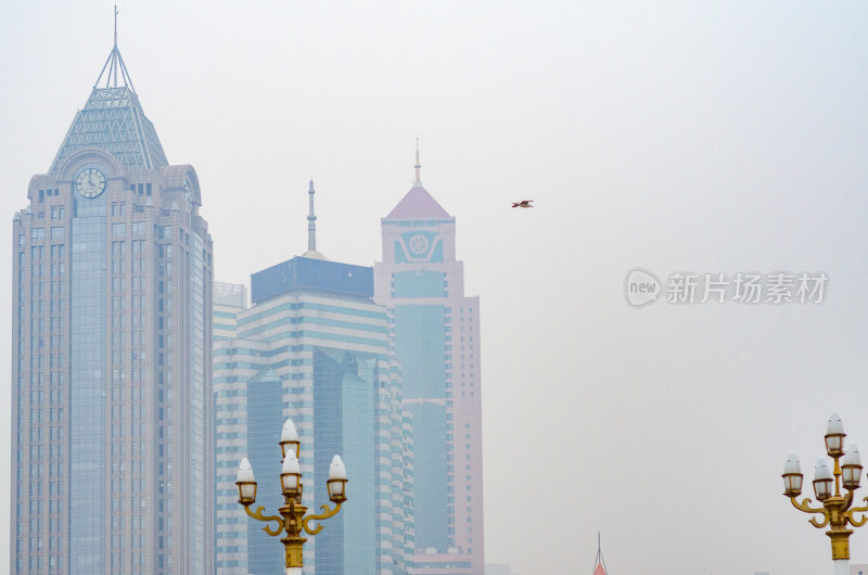 雾气中的青岛的海关大厦百盛大楼