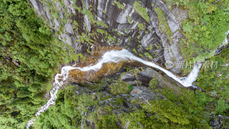 四川阿坝理县毕棚沟景区的高山瀑布