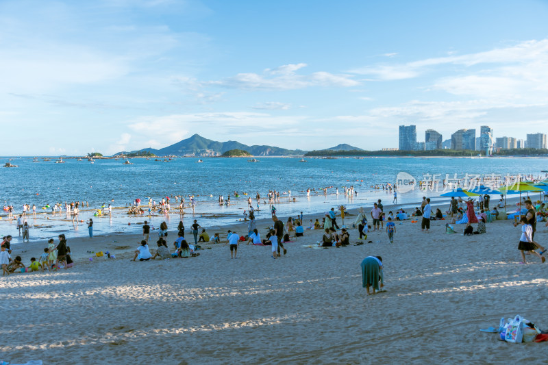 东山岛热闹的海滨沙滩场景