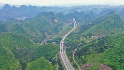 贵州山区高速公路穿行山间乡村