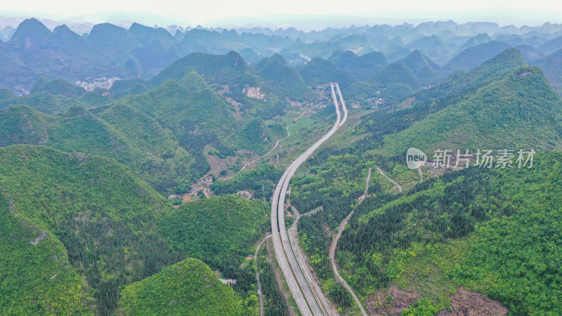 贵州山区高速公路穿行山间乡村