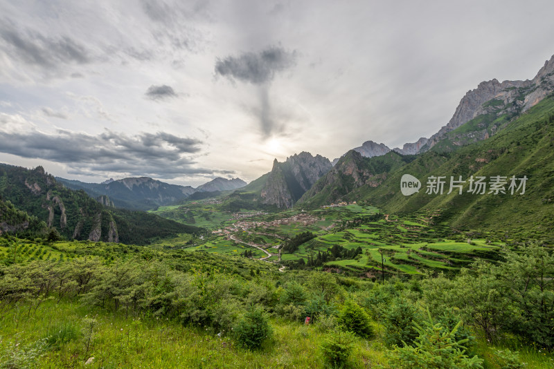 扎尕那蓝天白云山峰草地