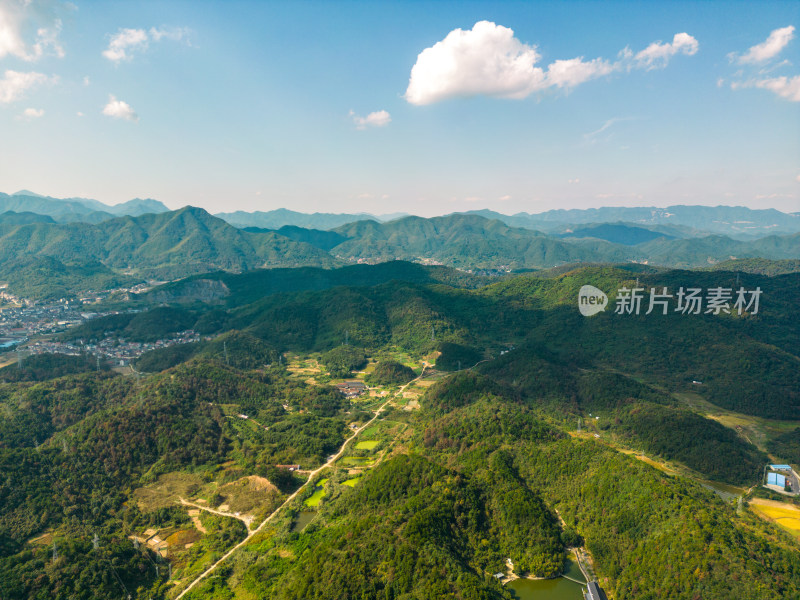 航拍蓝天白云下的青山河流村庄风光