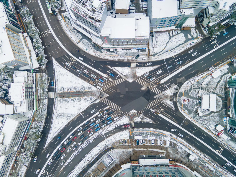 俯拍冬天城市交通车辆行驶图