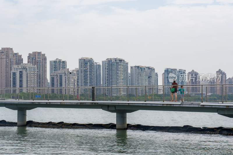 苏州城市金鸡湖上栈桥上休闲的游人