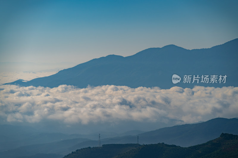 远处山之间的云海