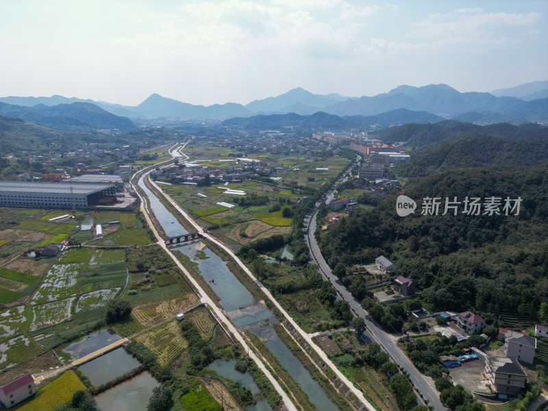 航拍蓝天白云下的青山河流村庄风光