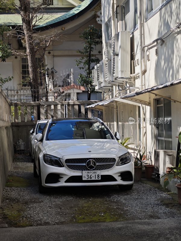 日本狭窄巷道中停放着的奔驰轿车