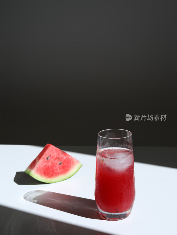 白色桌面上的夏日新鲜水果西瓜和果汁饮品