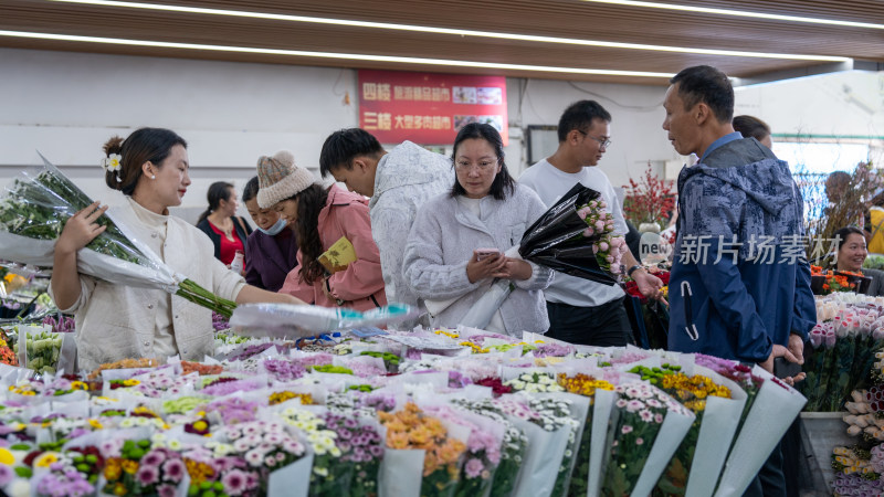 云南昆明斗南花市吸引大量游客前来买花