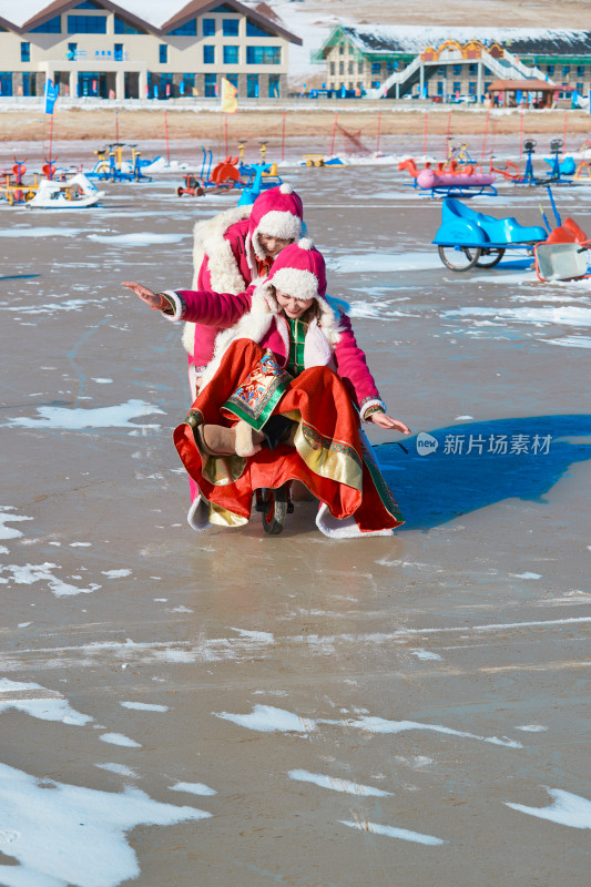 冬天在冻结湖面玩嬉戏滑冰的闺蜜少女