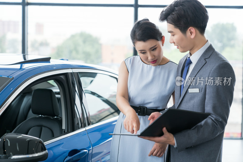 年轻女子选购汽车