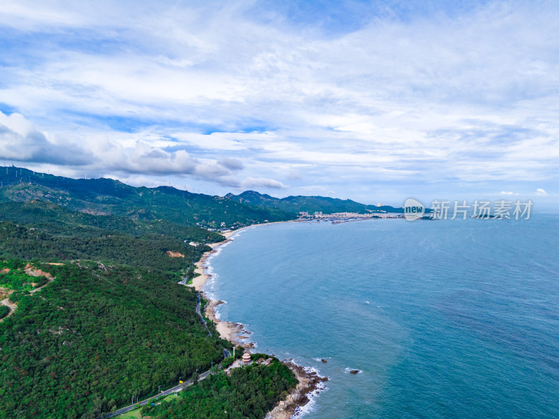 海边公路沙滩航拍图