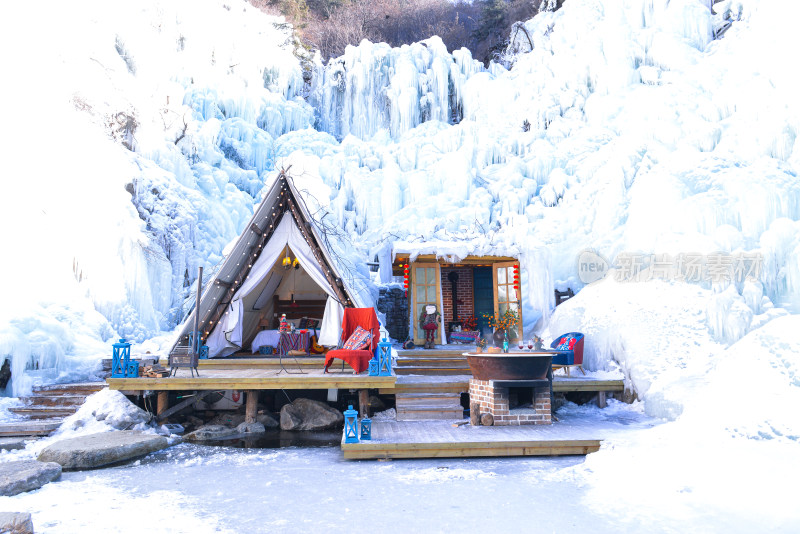 济南九如山冰瀑山间木屋冰雪景观