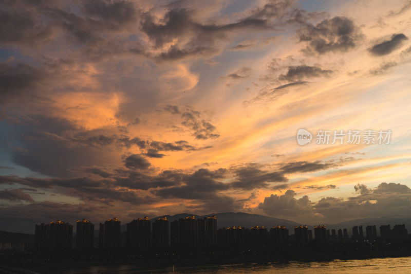 夕阳下的城市轮廓