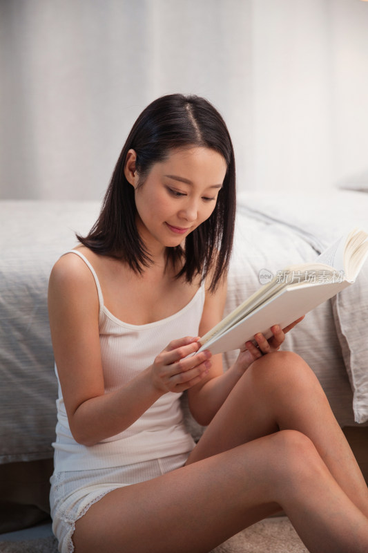 年轻女人看书