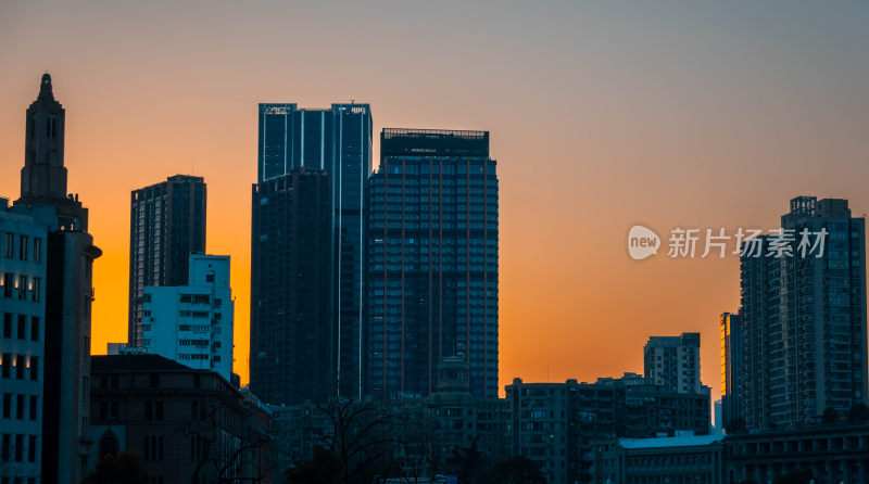 黄昏时的城市高楼景观