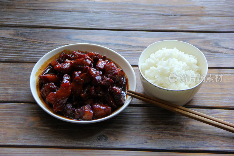 红烧肉配米饭