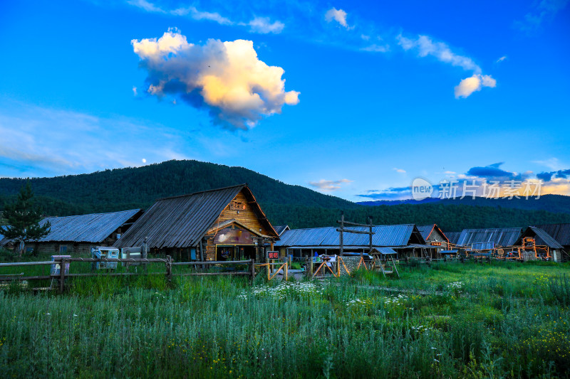 春季阿勒泰禾木村庄风景