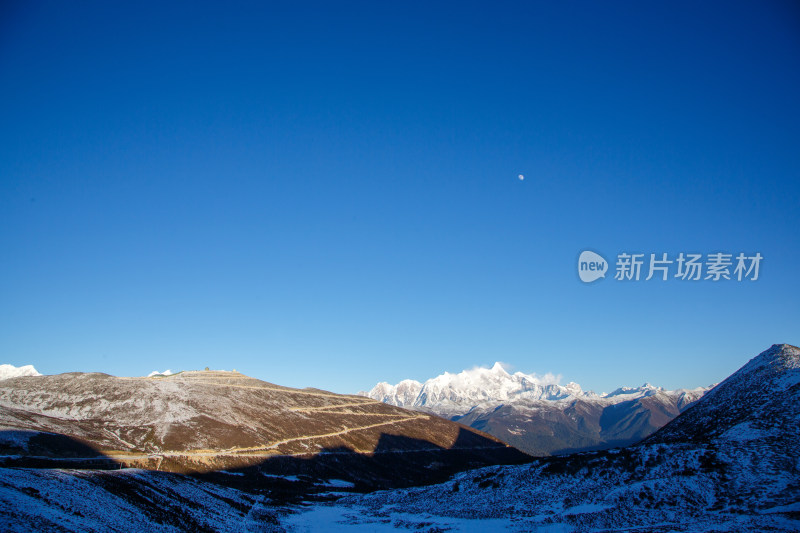 西藏林芝冬季南迦巴瓦峰蓝天白云下的雪山